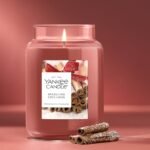 Yankee Candle Sparkling Cinnamon Fall Scented Candle, 22oz Jar, 150-Hour Burn Time. - Image 4
