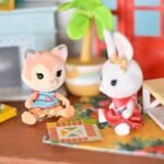 Honey Bee Acres Cozy Living Room Décor Set – 28 Colorful Farmhouse Doll Accessories for Kids - Image 5